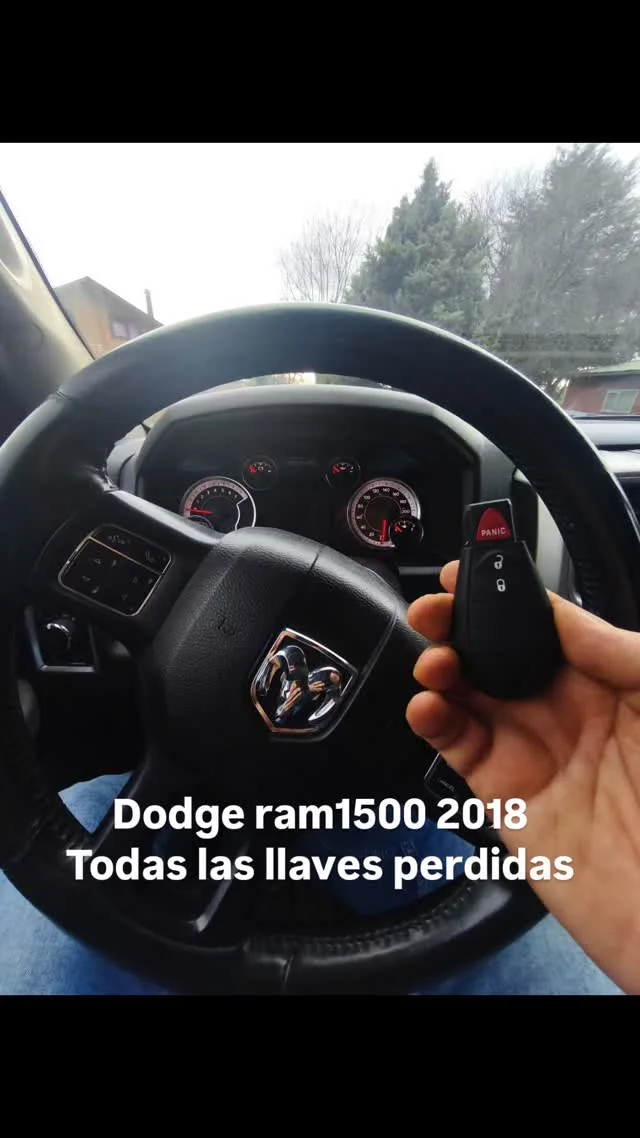 Llave programada frente al volante de una Dodge RAM 1500 2018