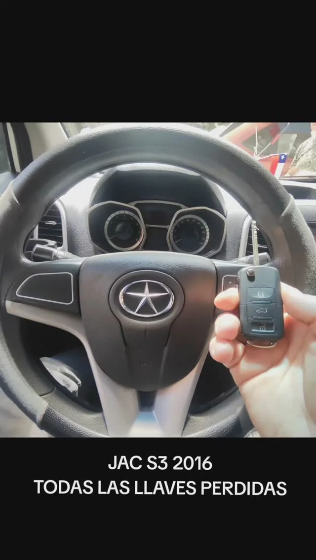Nueva llave frente al volante de un JAC S3