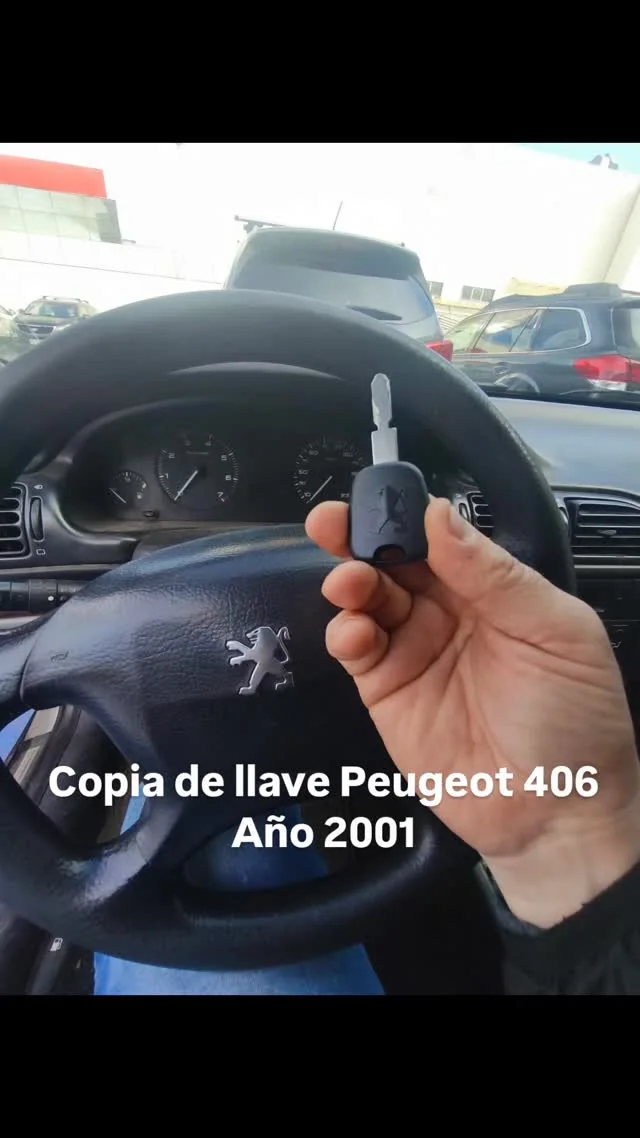 Nueva llave frente al volante de un Peugeot 406