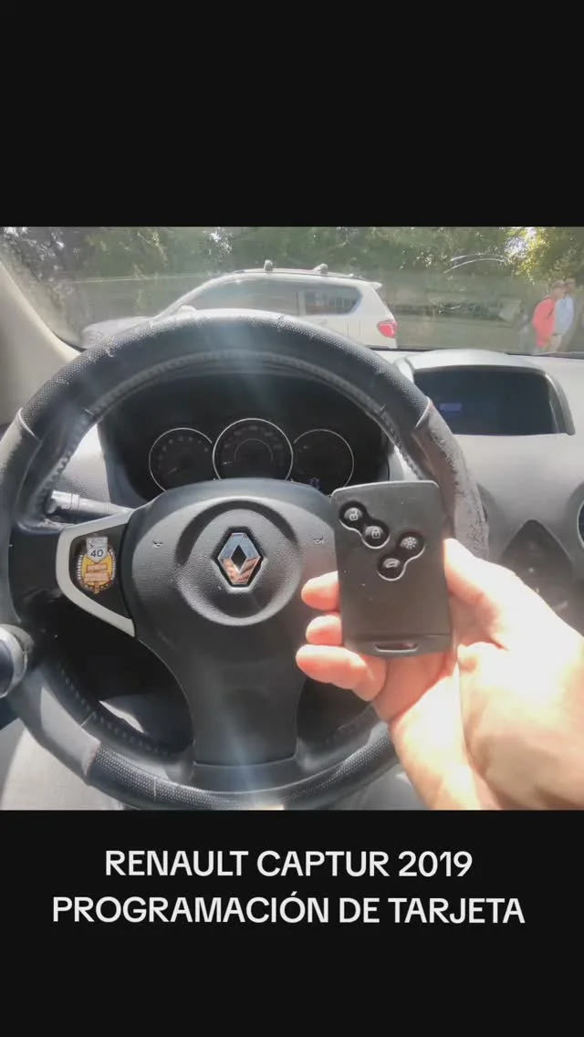 Tarjeta programada frente al volante de una Renault Captur 2019