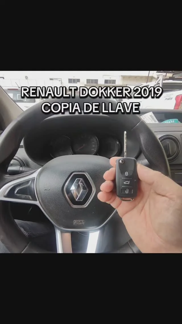 Llave tipo navaja frente al volante de una Renault Dokker 2019