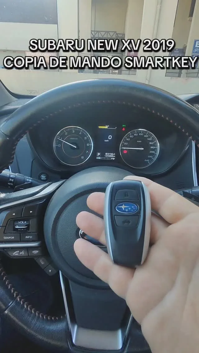 Smart Key original frente al tablero de un Subaru XV 2019