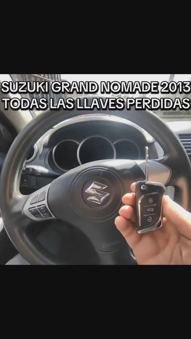 Llaves recuperadas frente al volante de un Suzuki Grand Nomade 2013