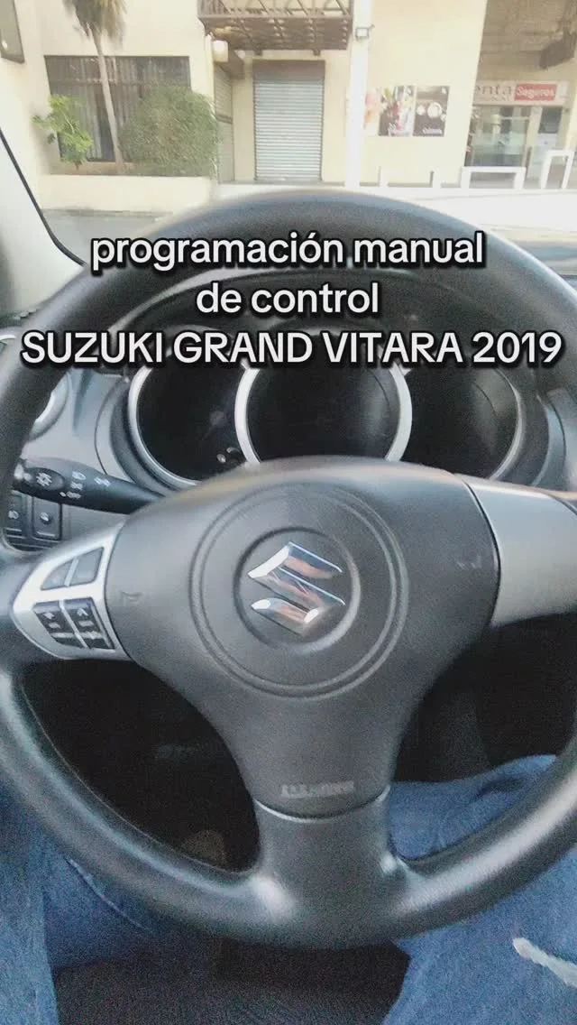Control programado frente al volante de un Suzuki Grand Vitara 2019